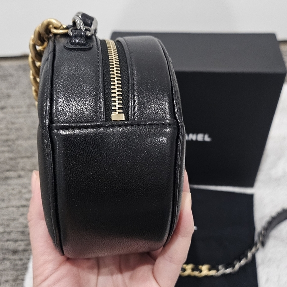 *Like New* Chanel 19 Round Clutch On Chain - Picture 3 of 7